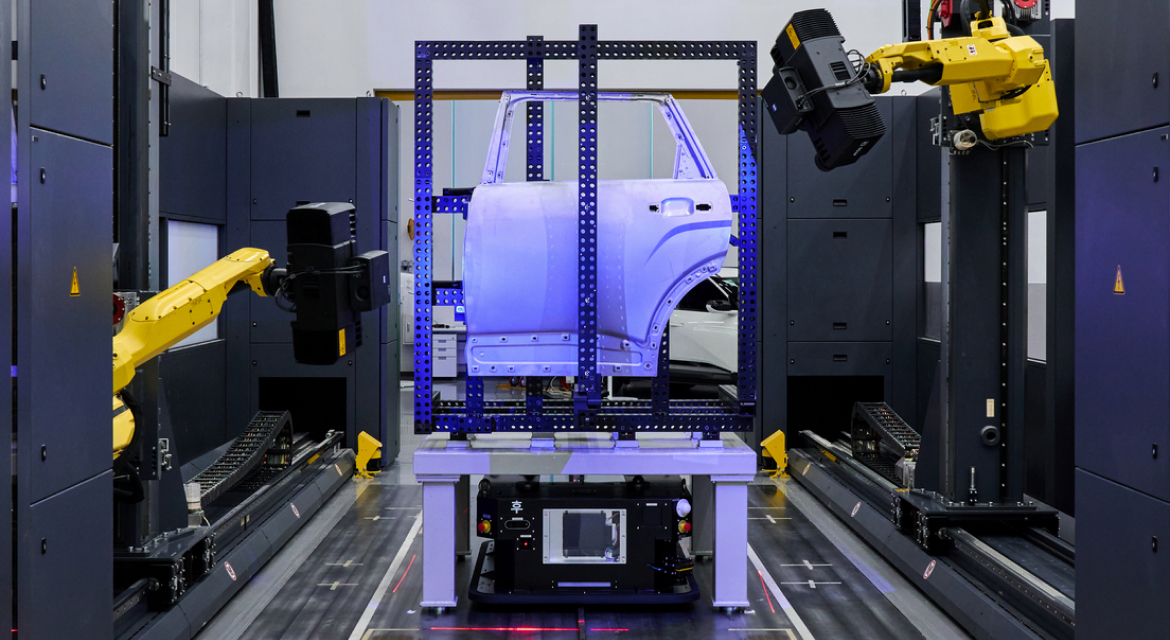 For movable components such as doors and liftgates, optical 3D scanners mounted on robotic arms perform rapid full-geometry measurements. 