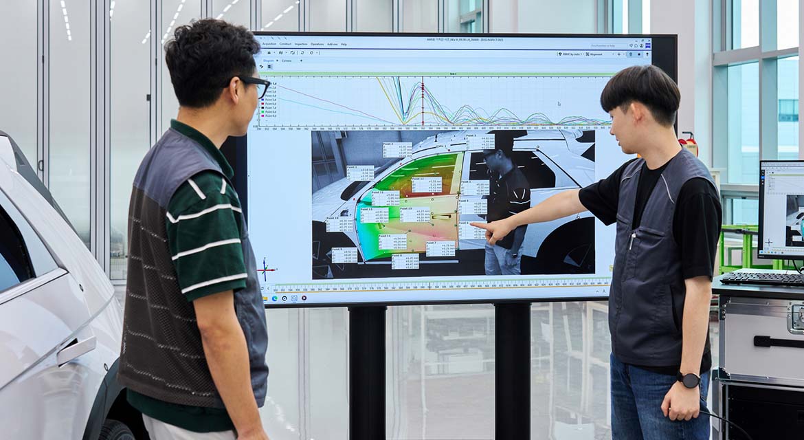 Engineers review dynamic motion validation results, using high-speed measurement data to assess component behavior and durability.