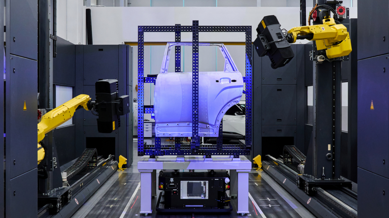 For movable components such as doors and liftgates, optical 3D scanners mounted on robotic arms perform rapid full-geometry measurements. 
