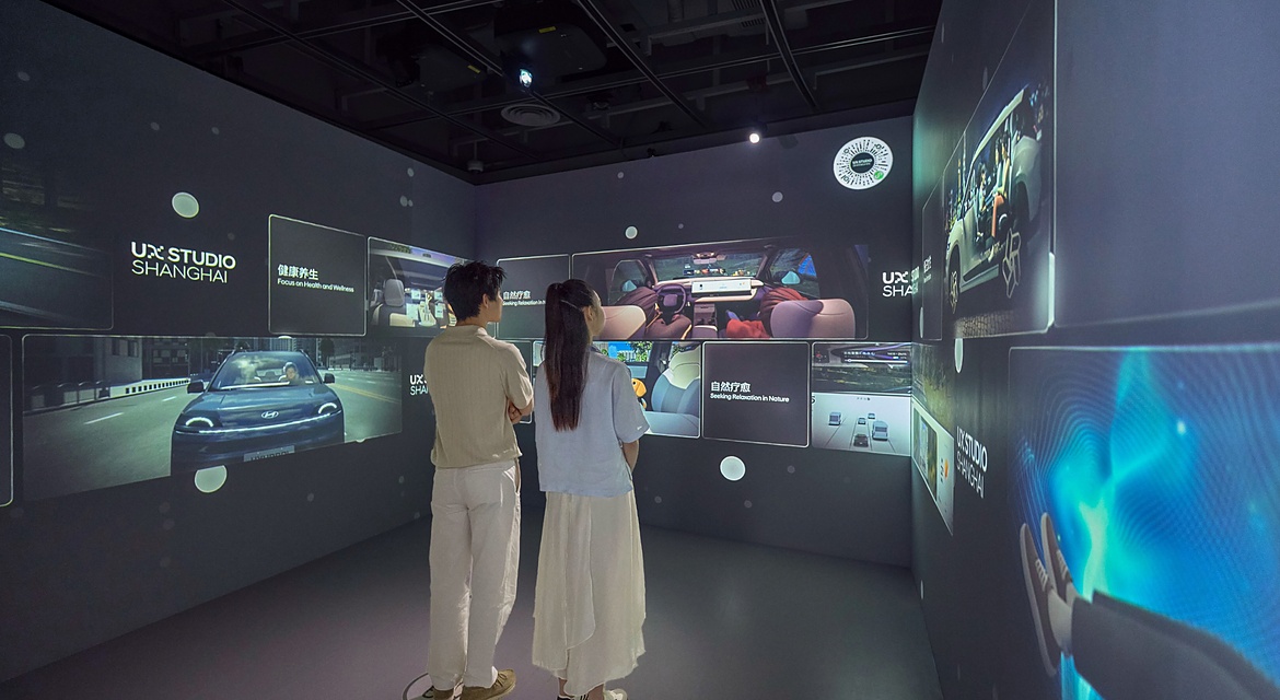 Visitors experience immersive video content at the UX Vision Room in the UX Explorer Zone, showcasing future mobility usage trends identified through extensive user experience research.