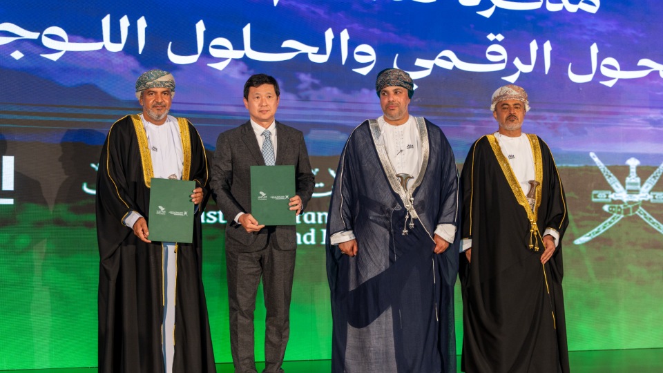 (left to right) Khamis bin Mohammed Al Shammakhi, Undersecretary of Transport, MTCIT, Hokeun Chung, Executive Vice President, Head of Future Strategy Division, Hyundai Motor Group, H.H. Sayyid Marwan bin Turki Al Said, Governor of Dhofar, Oman, Said bin Hamoud Al Maawali, Ministry of MTCIT